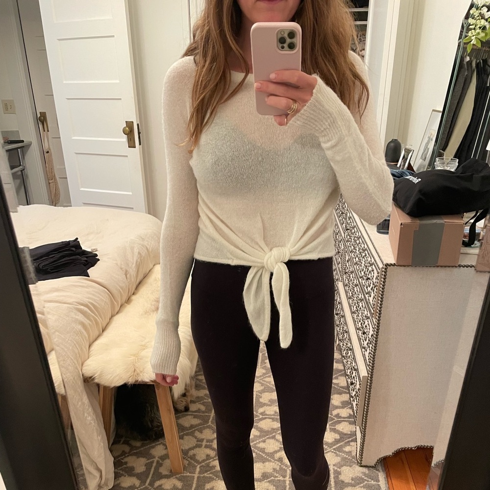 Long sleeve, cropped sweater with tie